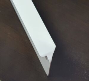 Лайсна за плот 4 см А/Р право криво Бяла