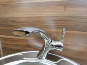 Смесител стоящ за керамична мивка LX 102