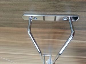 Еденична поставка за окачване на чаши за бар