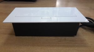 Бял разклонител за вграждане в плот