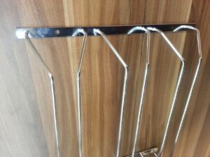 тройна поставка за чаши над бар плот