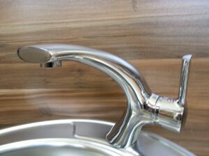 Смесител стоящ за керамична мивка LX 102