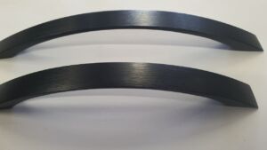 Мебелни Дръжки в Черен Мат с Дървесен Фладер