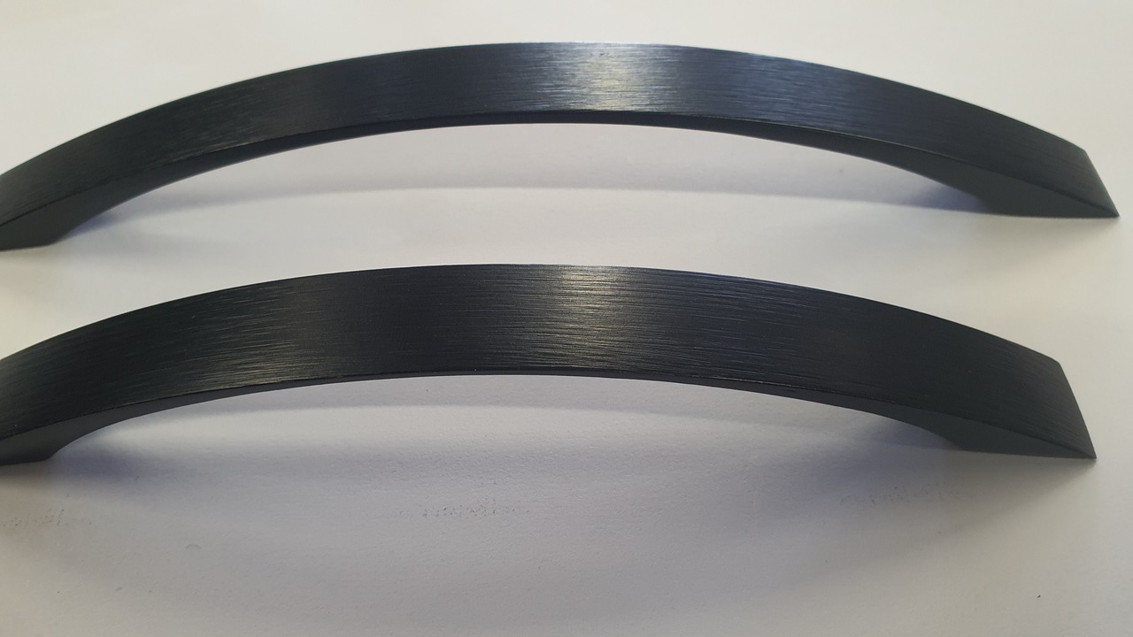 Мебелни Дръжки в Черен Мат с Дървесен Фладер - Image 2