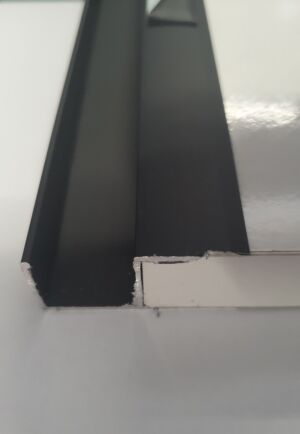 У образна кант дръжка в черен мат за гардероби с плъзгащи врати