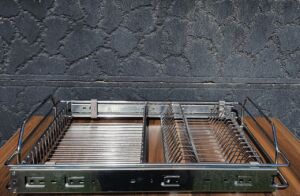 Механизъм с комбинирана поставка за чинии и чаши с телескопични водачи