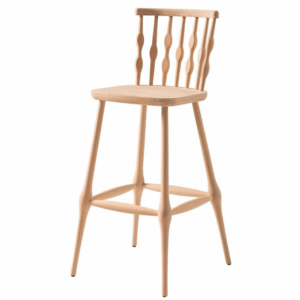 дървен стол в старинен стил