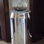 кош със сензор за отваряне на капак