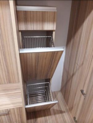 кош за пране за вграждане в шкаф