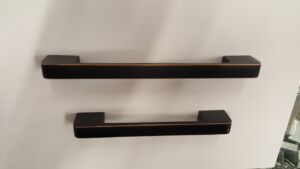 Мебелна Дръжка Черен Мат с Меден Кант