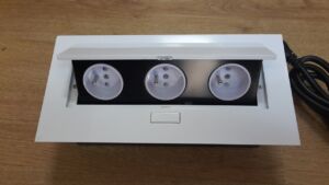 Бял разклонител за вграждане в плот