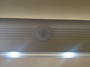 Светещ Лост за гардероб със сензор на батерии