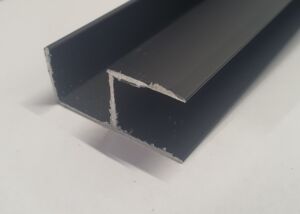 У образна кант дръжка в черен мат за гардероби с плъзгащи врати